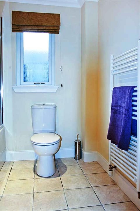 Communal lounge/ TV room, Day, Neighbourhood, Garden, Bathroom, Photo of the whole room, Communal kitchen, On site, City view, Garden view, Street view, Street view, Supermarket/grocery shop