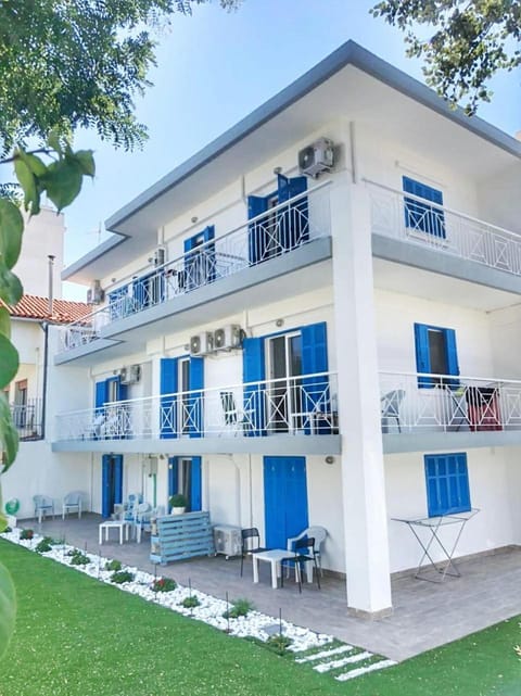Property building, Patio, Day, Garden, View (from property/room), Balcony/Terrace, Garden view