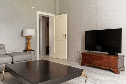 TV and multimedia, Living room, Evening entertainment