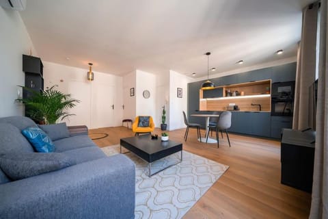 TV and multimedia, Kitchen or kitchenette, Living room, Seating area, Dining area