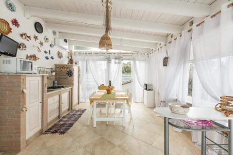 Kitchen or kitchenette, Dining area, stove