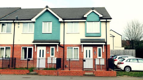 Property building, Facade/entrance, Day, Neighbourhood, Street view, Parking
