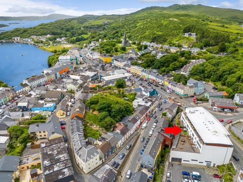 Property building, Restaurant/places to eat, Neighbourhood, Bird's eye view, Place of worship, Supermarket/grocery shop, Shopping Area, Parking, hair dresser