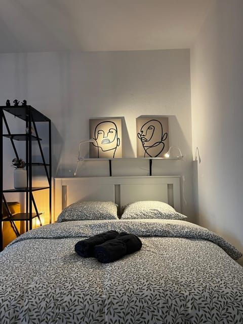 Bed, Bedroom, towels