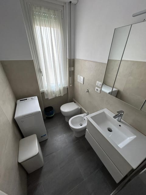 Shower, Toilet, Bathroom, bidet, towels