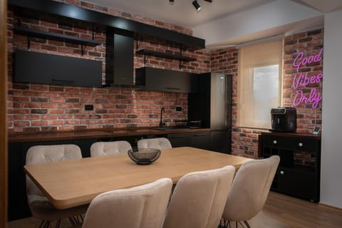 Kitchen or kitchenette, Dining area