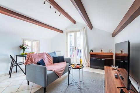 TV and multimedia, Kitchen or kitchenette, Living room, Dining area, heating, internet, microwave