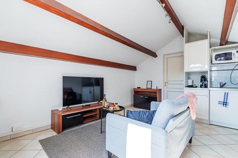 TV and multimedia, Coffee/tea facilities, Kitchen or kitchenette, Living room, internet