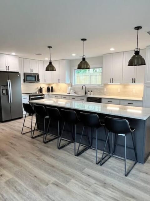 Kitchen or kitchenette, Dining area, minibar, pet friendly