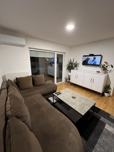 Communal lounge/ TV room, TV and multimedia, Living room, Seating area, Evening entertainment
