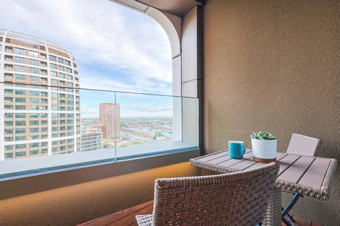 View (from property/room), Balcony/Terrace, City view