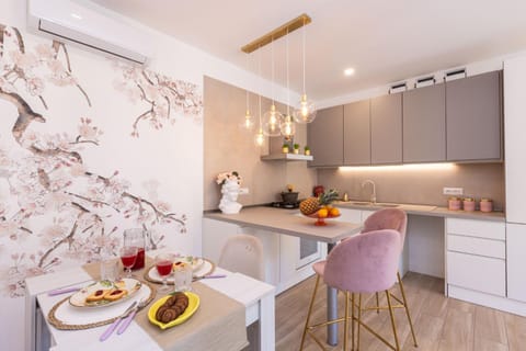 Kitchen or kitchenette, Dining area, Food