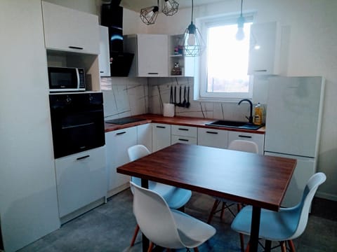 Kitchen or kitchenette, Dining area, minibar, pet friendly, stove