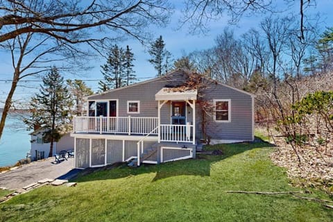 Property building, Nearby landmark, Day, Natural landscape, Garden view, Lake view