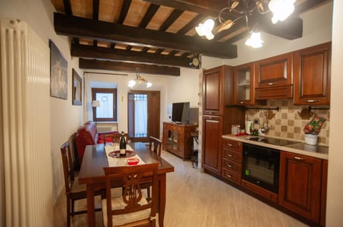 Communal lounge/ TV room, TV and multimedia, Kitchen or kitchenette, Living room, Dining area, minibar, pet friendly, stove, kitchen