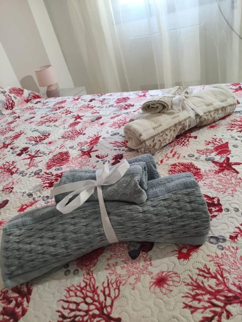 Bed, Bedroom, towels