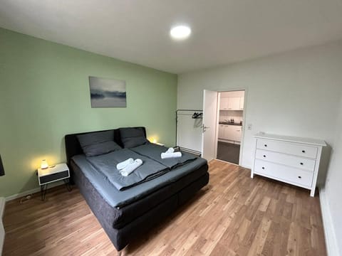 Bed, Bedroom, towels