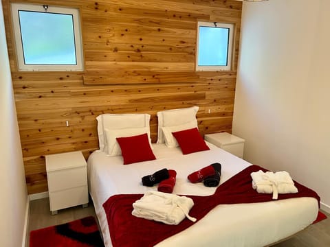 Bed, Bedroom, towels