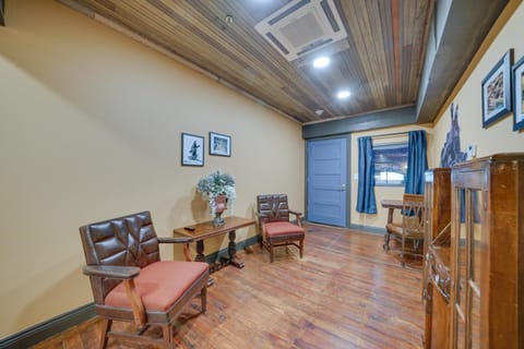 Central Texarkana Studio Rental with Railroad Views! Apartment in Texarkana