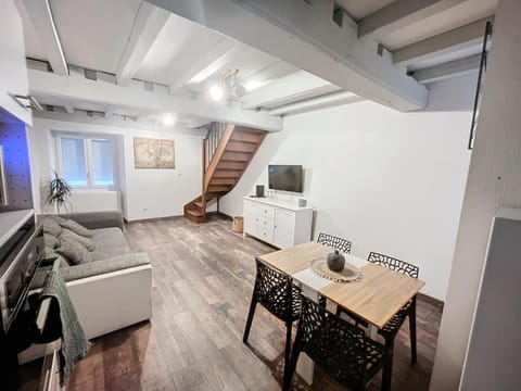 TV and multimedia, Kitchen or kitchenette, Living room, Seating area