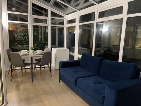 Bright 3 bedroom house with conservatory House in Wirral