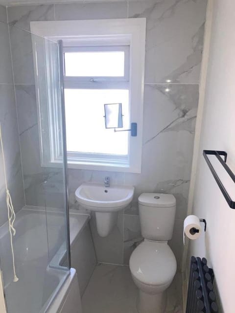 Bright 3 bedroom house with conservatory House in Wirral