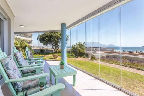 Patio, Day, Natural landscape, Garden, Solarium, View (from property/room), Balcony/Terrace, Seating area, Garden view, Sea view, sunbed