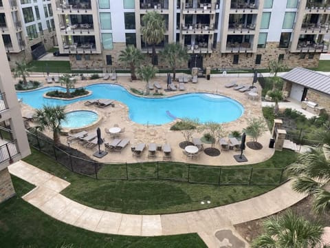 Property building, Day, Swimming pool, Swimming pool, sunbed