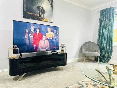Communal lounge/ TV room, TV and multimedia, Living room, Seating area, Evening entertainment