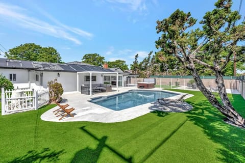 New cheerful villa, Pool, Spa, Mini Golf, Game room, Fire pit next to Disneyland Villa in Garden Grove
