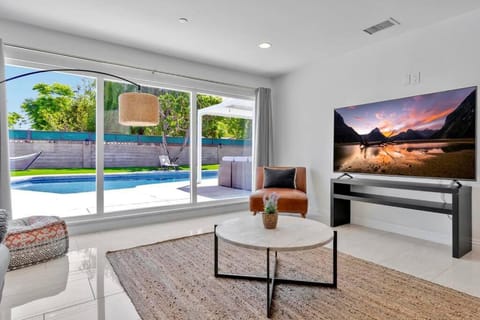 New cheerful villa, Pool, Spa, Mini Golf, Game room, Fire pit next to Disneyland Villa in Garden Grove