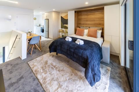 Bed, TV and multimedia, Kitchen or kitchenette, Photo of the whole room, Decorative detail, Dining area, Bedroom, towels