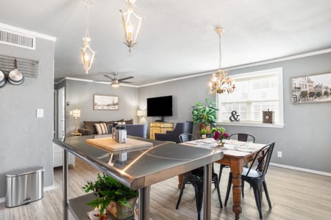 Salt Block - French Serenity Suite 3 Bed and Breakfast in Bandera