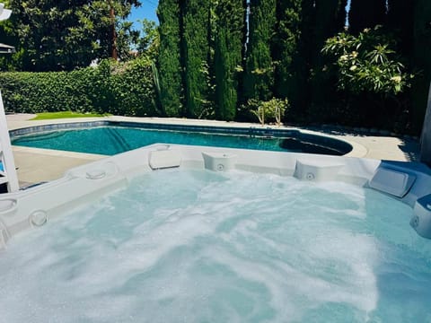Natural landscape, Hot Tub, Pool view, Swimming pool