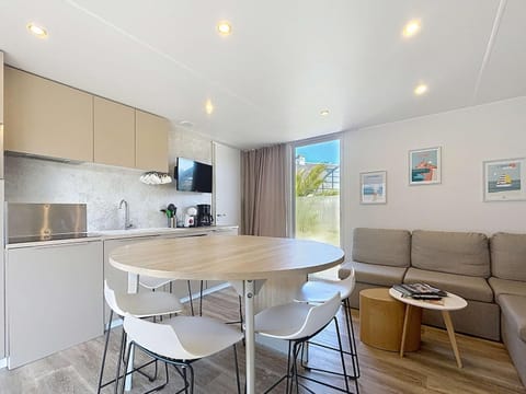 Mobil-home confort 6 pers, 3 ch, pisc chauffée, à 200m plage Jullouville - FR-1-361A-70 House in Jullouville