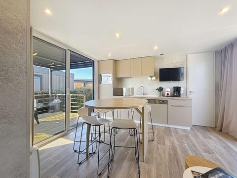 Mobil-home confort 6 pers, 3 ch, pisc chauffée, à 200m plage Jullouville - FR-1-361A-70 House in Jullouville