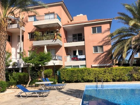 Property building, Patio, Garden, Swimming pool, sunbed