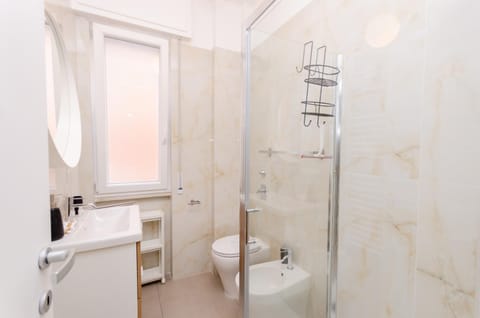 Shower, Toilet, Bathroom, bidet, towels