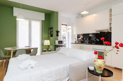 Bed, Kitchen or kitchenette, minibar