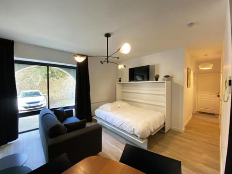 Le Céleste: Hypercentre, quiet and parking Apartment in Poitiers