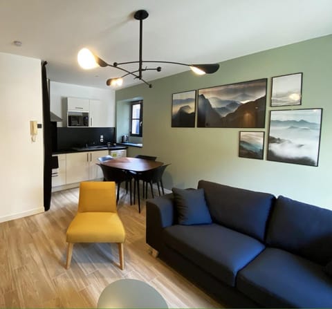 Le Céleste: Hypercentre, quiet and parking Apartment in Poitiers