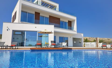 Property building, Patio, Day, Pool view, Swimming pool, sunbed