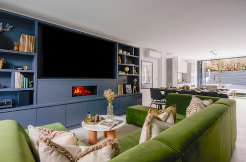 TV and multimedia, Coffee/tea facilities, Living room, Seating area, Dining area