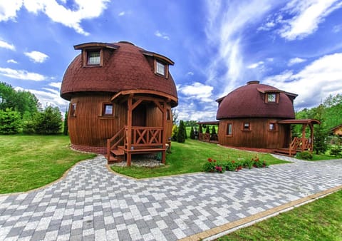 Property building, Spring, Day, Garden, Garden, Balcony/Terrace, Balcony/Terrace, Seating area, Garden view