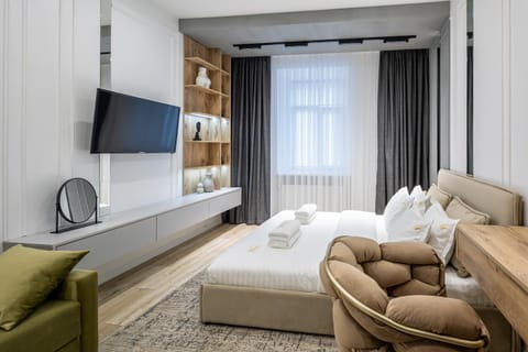 Bed, TV and multimedia, Photo of the whole room, Seating area, Bedroom