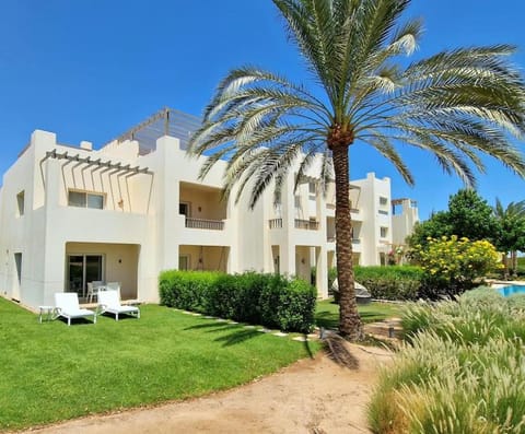 Property building, Natural landscape, Garden, Garden view, sunbed