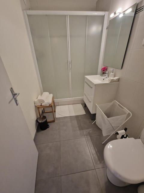 Shower, Toilet, Bathroom, towels