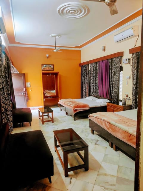 Bed, Living room, Photo of the whole room, Seating area, Bedroom, air conditioner