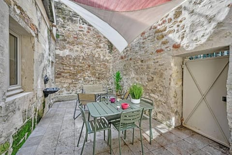 Patio, Day, Balcony/Terrace, Dining area
