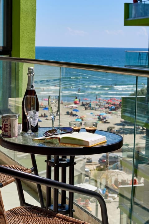 Patio, Natural landscape, View (from property/room), Balcony/Terrace, Seating area, Dining area, Beach, Sea view